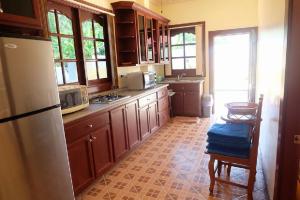 Kuchyň nebo kuchyňský kout v ubytování Majestic Villas Phuket