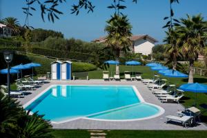 The swimming pool at or close to Il Giardino Sul Mare