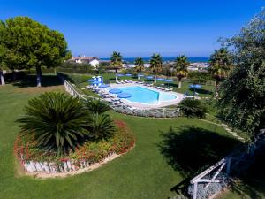 The swimming pool at or close to Il Giardino Sul Mare