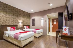 سرير أو أسرّة في غرفة في Capital O 769 City Hotel