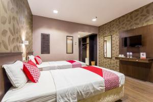 سرير أو أسرّة في غرفة في Capital O 769 City Hotel