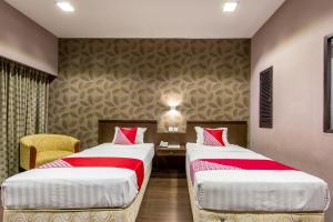 Ein Bett oder Betten in einem Zimmer der Unterkunft Capital O 769 City Hotel