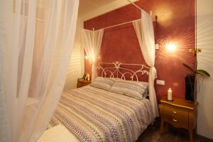 レコアーロ・テルメにあるLocanda Da Lucaのベッドルーム1室(大型ベッド1台、木製ヘッドボード付)