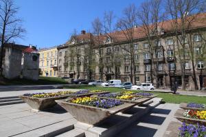 een groep bloembedden voor een gebouw bij Tallinn City Apartments - Old Town in Tallinn