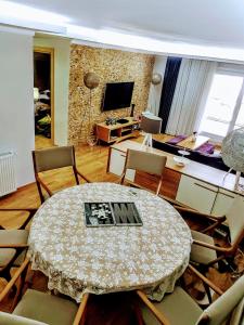 een woonkamer met een tafel en stoelen bij Boğazın incisi.. in Istanbul
