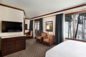 une chambre d'hôtel avec un lit et une télévision dans l'établissement Ritz-Carlton Club Unit 8402, 2 Bedroom Ski-in/Ski-out Condo in Aspen Highlands, à Aspen