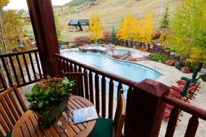 נוף של הבריכה ב-The Ritz-Carlton Club, Two-Bedroom Residence 8408, Ski-in & Ski-out Resort in Aspen Highlands או בסביבה