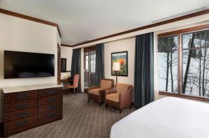 Een TV en/of entertainmentcenter bij The Ritz-Carlton Club, Two-Bedroom Residence 8408, Ski-in & Ski-out Resort in Aspen Highlands
