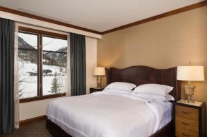 En eller flere senger på et rom på The Ritz-Carlton Club, Two-Bedroom Residence 8408, Ski-in & Ski-out Resort in Aspen Highlands