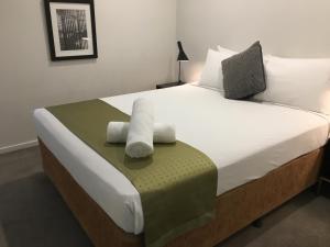 A bed or beds in a room at Mowbray East Apartments