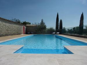 Bazén v ubytování Gîtes la FENIERE, 105 m2, 3 ch, charme, calme et nature, piscine chauffée, sud Ardèche nebo v jeho okolí