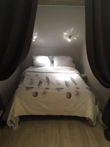 - une chambre avec un lit et une couette blanche dans l'établissement Manoir de la Vente de Rouville, à Mesnil-Raoul