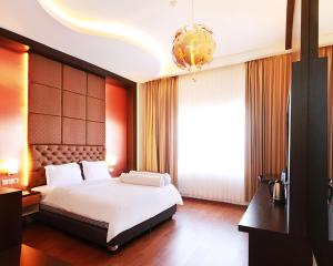 Postel nebo postele na pokoji v ubytování Emerald Hotel
