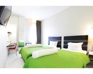 Posteľ alebo postele v izbe v ubytovaní Emerald Hotel