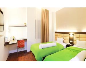 Postel nebo postele na pokoji v ubytování Emerald Hotel