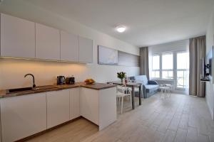 Kuchyňa alebo kuchynka v ubytovaní Apartamenty Onyx SeaView by Rent like home