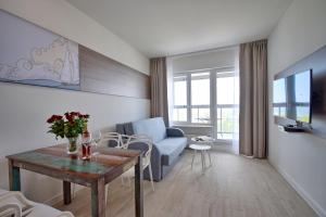 Televízia a/alebo spoločenská miestnosť v ubytovaní Apartamenty Onyx SeaView by Rent like home