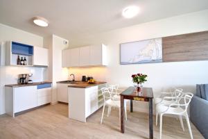 Kuchyňa alebo kuchynka v ubytovaní Apartamenty Onyx SeaView by Rent like home