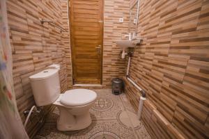 un baño con inodoro y lavabo en My Art HOSTEL, en Nusa Penida 44 fotos más