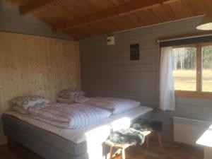 een bed in een kamer met een raam bij 2/4 persoons stuga lyx in Hammarstrand