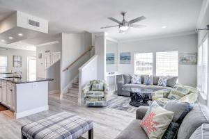 帕德雷岛Pathway 14838的客厅里有一张沙发和一张桌子。