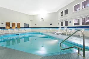 basen z białymi krzesłami w budynku w obiekcie 1 Bed 1 Bath Vacation home in Newry w mieście Newry