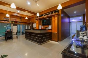 een keuken met een bar en een eetkamer bij RedDoorz Premium @ Ampera Raya 2 in Jakarta