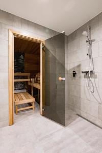 A bathroom at Go Hotel Shnelli