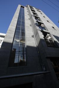 ソウルにあるThe Core Albergueの窓側の高層ビル