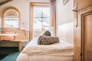 een slaapkamer met een bed, een raam en een wastafel bij Haus Hannes Spiss in Sankt Anton am Arlberg