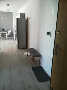 een kamer met een koelkast en een kruk erin bij Centrum Haus in Giżycko +3 foto's