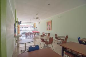 RedDoorz at Gatot Subroto Lampung餐厅或其他用餐的地方