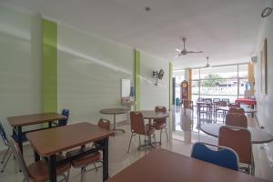 a classroom with tables and chairs in a room at RedDoorz at Gatot Subroto Lampung in Bandar Lampung