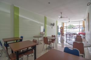 Restoran või mõni muu söögikoht majutusasutuses RedDoorz at Gatot Subroto Lampung