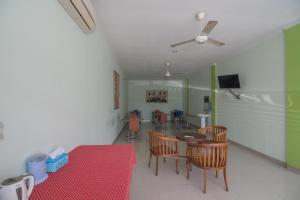 RedDoorz at Gatot Subroto Lampung的电视和/或娱乐中心