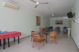 RedDoorz at Gatot Subroto Lampung的电视和/或娱乐中心