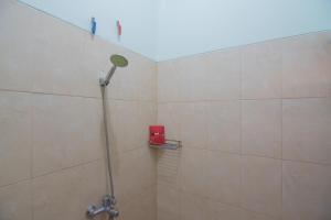 RedDoorz at Gatot Subroto Lampung的一间浴室
