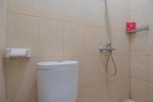 RedDoorz at Gatot Subroto Lampung的一间浴室