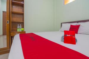 RedDoorz at Gatot Subroto Lampung客房内的一张或多张床位