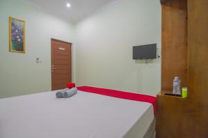 Tempat tidur dalam kamar di RedDoorz at Gatot Subroto Lampung