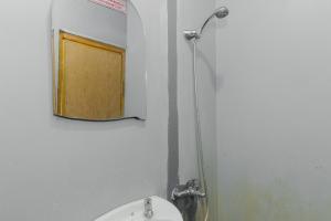 Koupelna v ubytování RedDoorz Syariah At Taman Bendungan Asahan
