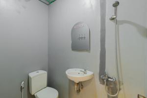 Koupelna v ubytování RedDoorz Syariah At Taman Bendungan Asahan + 12 fotografií