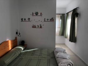 カルタマにあるcasa rural en la Costa del Solのベッドルーム1室(ベッド1台、緑のラグ付)