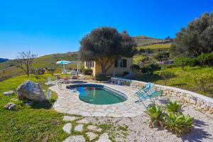 Bazén v ubytovaní Villa Sirena - Scopello-Villas alebo v jeho blízkosti