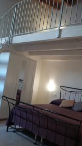 コンヴェルサーノにあるPietra Biancaのロフトベッド1台が備わる客室のベッド1台分です。