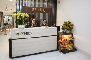 Area lobi atau resepsionis di Davue Hotel by THG