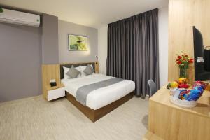 Tempat tidur dalam kamar di Davue Hotel by THG