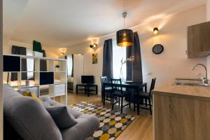 Televízia a/alebo spoločenská miestnosť v ubytovaní Albergo Diffuso ELA Living - Design Apartment & Room