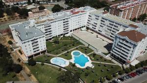 z góry widok na duży budynek z basenem w obiekcie Diseño Terraza dos baños Piscina w mieście Jerez de la Frontera