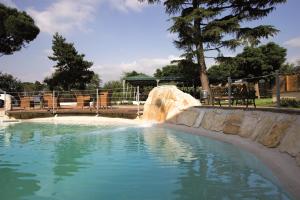uma piscina com um escorrega aquático num parque em Domus Park Hotel & SPA em Frascati